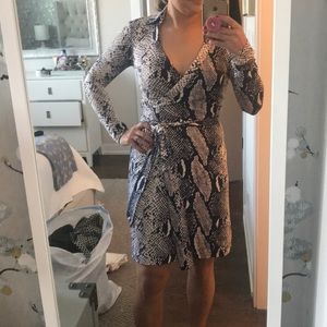 DVF SIGNATURE WRAP DRESS NAVY PYTHON